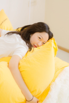 她唇之下